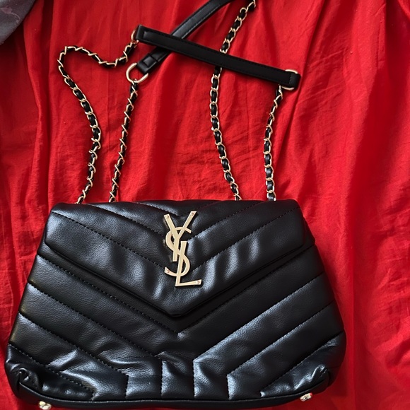 Elegant Black Quilted Shoulder Bag - Picture 6 of 6